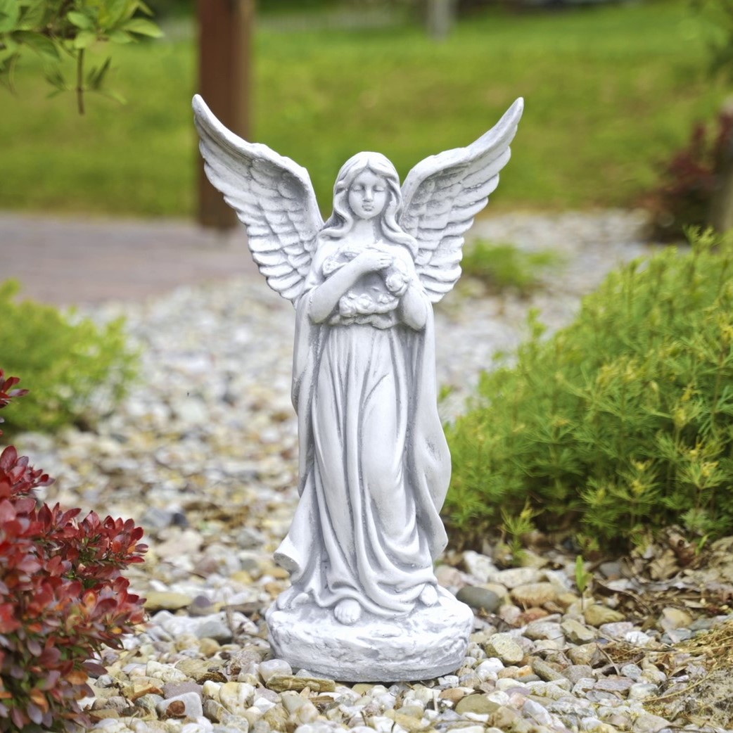 Enfant d'ange avec la statue de pierre de jouet, figure concrète d